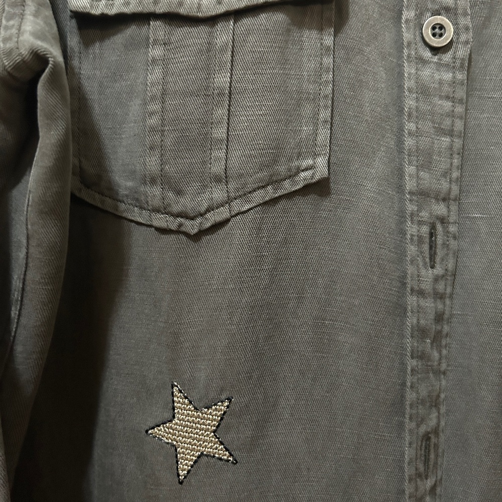 LIKE NEW! Women's Rails Loren - Gray Button down w/Stars - MEDIUM - Picture 5 of 10